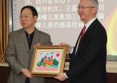 杜江/杜江副主任代表受捐单位赠送脑瘫儿童感恩绘画作品