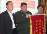 韶山市实验中学向捐赠单位赠送锦旗